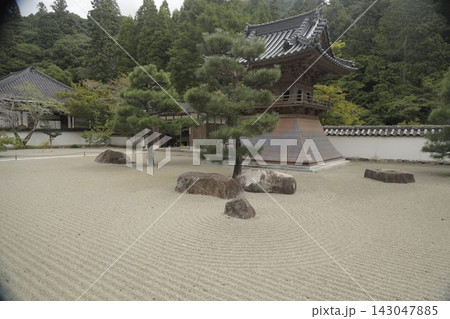 佛通寺の枯山水庭園と鐘楼 広島県三原市 佛通寺の枯山水庭園と鐘楼 広島県三原市 143047885
