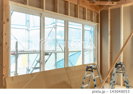 新築木造住宅の建築現場。大きな掃き出し窓と樹脂サッシを施工した家 新築木造住宅の建築現場。大きな掃き出し窓と樹脂サッシを施工した家 143048053