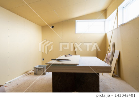 新築木造住宅の内装施工。石膏ボードを張った壁と天井、仕上げ前の部屋 新築木造住宅の内装施工。石膏ボードを張った壁と天井、仕上げ前の部屋 143048401