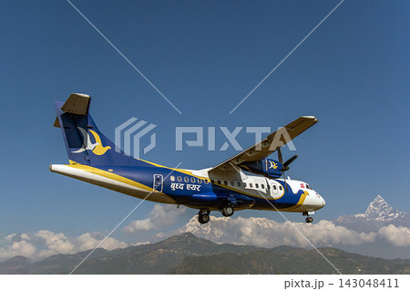 ブッダ航空のATR-42とアンナプルナ山群 ブッダ航空のATR-42とアンナプルナ山群 143048411