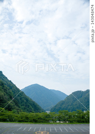 山あいにある駐車場からの風景 山あいにある駐車場からの風景 143048474