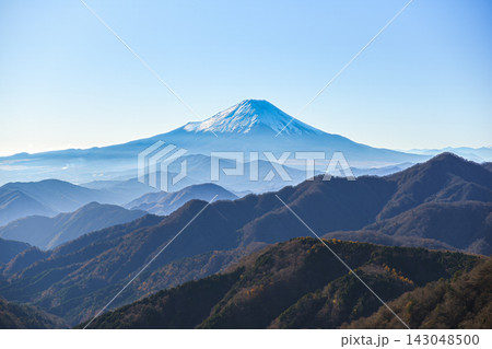 晩秋の丹沢・丹沢山から塔ノ岳への主脈縦走路から見た富士山 143048500
