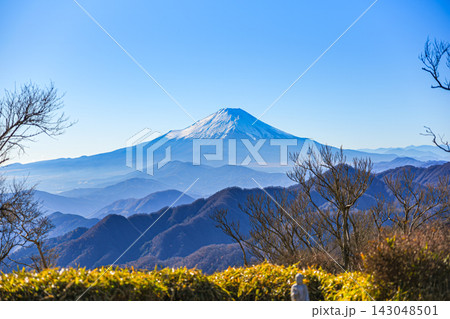 丹沢山山頂から望む富士山と丹沢連峰の山並み 143048501