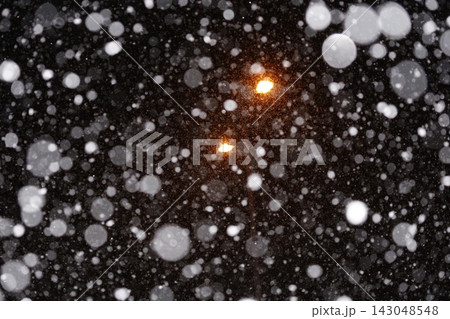 北海道の夜に降る雪と街灯の光 北海道の夜に降る雪と街灯の光 143048548