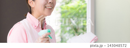 家事代行で掃除をする女性スタッフ、訪問介護、ホームヘルパー、清掃や除菌をする顔無しバナー 家事代行で掃除をする女性スタッフ、訪問介護、ホームヘルパー、清掃や除菌をする顔無しバナー 143048572