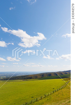 ナイタイ高原牧場の展望台から望む十勝平野の絶景(秋の北海道) ナイタイ高原牧場の展望台から望む十勝平野の絶景(秋の北海道) 143048579