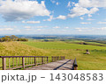ナイタイ高原牧場の展望台から望む十勝平野の絶景（秋の北海道） 143048583