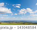 ナイタイ高原牧場の展望台から望む十勝平野の絶景（秋の北海道） 143048584