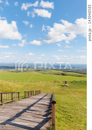 ナイタイ高原牧場の展望台から望む十勝平野の絶景(秋の北海道) ナイタイ高原牧場の展望台から望む十勝平野の絶景(秋の北海道) 143048585