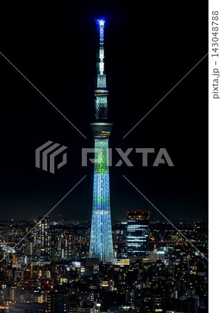 鮮やかにライトアップされた東京スカイツリーと輝く街の明かり 143048788