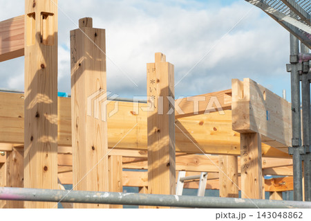 新築木造住宅の建築現場。上棟後の柱と梁、木造軸組が見える家の骨組み 新築木造住宅の建築現場。上棟後の柱と梁、木造軸組が見える家の骨組み 143048862
