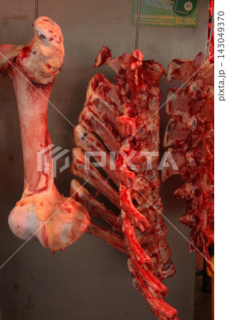香港の市場の肉屋で売られる豚肉。牛肉や鶏肉より高級で高価。中国人は豚肉が大好きだ 香港の市場の肉屋で売られる豚肉。牛肉や鶏肉より高級で高価。中国人は豚肉が大好きだ 143049370