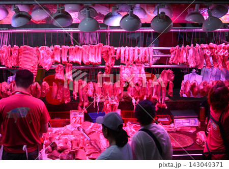 香港の市場の肉屋で売られる豚肉。牛肉や鶏肉より高級で高価。中国人は豚肉が大好きだ 143049371