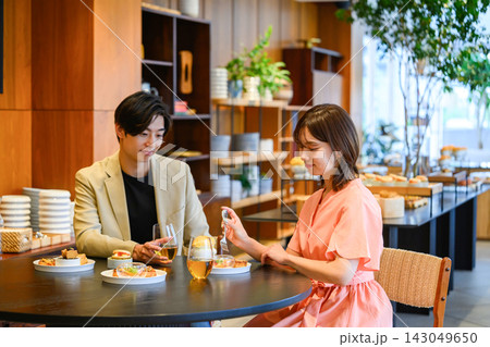 食事を楽しむカップル、レストランにて 143049650