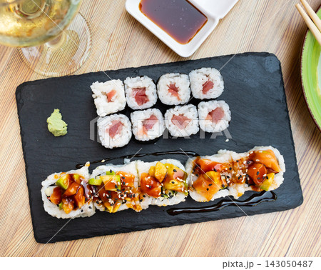 Sushi set with salmon and tuna maki and uramaki 143050487
