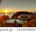 江の島から望む相模湾の夕日と富士山のシルエット 黄金色に輝く海とリゾート風景 143050809