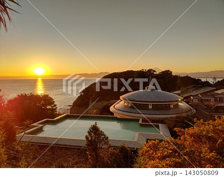江の島から望む相模湾の夕日と富士山のシルエット 黄金色に輝く海とリゾート風景 江の島から望む相模湾の夕日と富士山のシルエット 黄金色に輝く海とリゾート風景 143050809