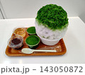 山盛りのシンプル抹茶かき氷と特製シロップセット 143050872
