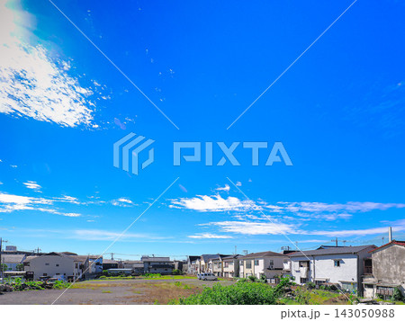 住宅街の上空に広がる青空 住宅街の上空に広がる青空 143050988