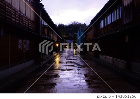雨上がりの夕暮れに濡れる風情ある古民家の街並みと石畳 雨上がりの夕暮れに濡れる風情ある古民家の街並みと石畳 143051256