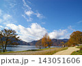 日光・中禅寺湖の美しい山並みと湖畔の遊歩道を望む秋の景観 143051606