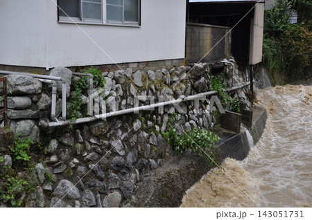 9月、大雨で増水し濁流となった川の流れと配管の破損 143051731