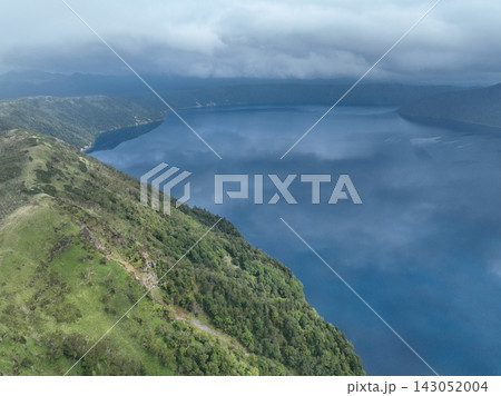 北海道 摩周湖 摩周第三展望台から見る絶景 ドローン空撮 北海道 摩周湖 摩周第三展望台から見る絶景 ドローン空撮 143052004