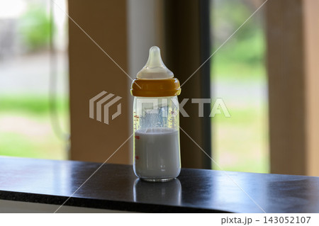 ミルクが入った哺乳瓶が置かれた清潔感のあるキッチン 143052107