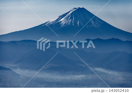冬の金峰山稜線から見る富士山 冬の金峰山稜線から見る富士山 143052410