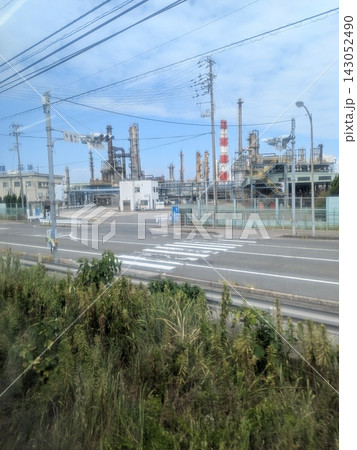 コンビナートを通過する電車の車窓 コンビナートを通過する電車の車窓 143052490