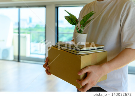 引っ越しで荷物をまとめた段ボール箱を持つ男性 引っ越しで荷物をまとめた段ボール箱を持つ男性 143052672