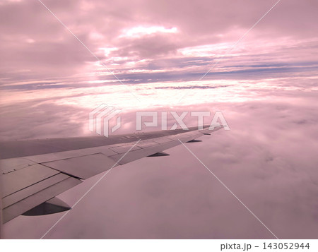 旅客機からみた雲海 143052944