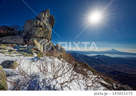 冬の金峰山・五丈石と富士山 143053175