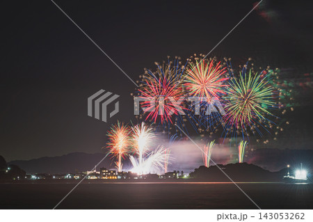 伊良湖から見た篠島ぎおん祭り・野島まつりの花火の風景(愛知県) 143053262