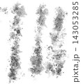 モノクロの墨絵・水彩風筆タッチと飛沫の垂直ライン背景ベクター素材 143053285