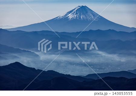 金峰山から見る冬の富士山と靄の掛かる甲府盆地 金峰山から見る冬の富士山と靄の掛かる甲府盆地 143053555