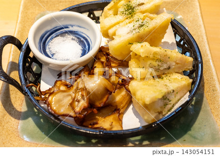 おいしいハモの蓮根はさみ揚げと舞茸揚げ 143054151