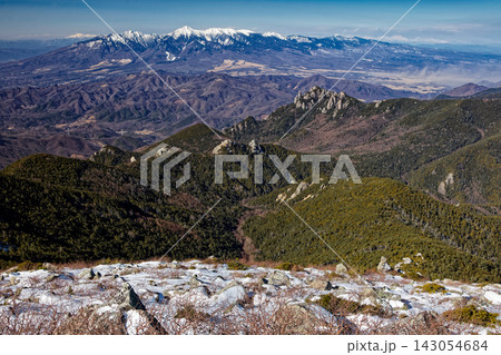 冬の金峰山から見る瑞牆山と八ヶ岳・乗鞍岳 冬の金峰山から見る瑞牆山と八ヶ岳・乗鞍岳 143054684
