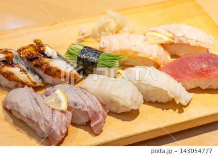 美味しいマグロなどのお寿司盛り合わせ 美味しいマグロなどのお寿司盛り合わせ 143054777