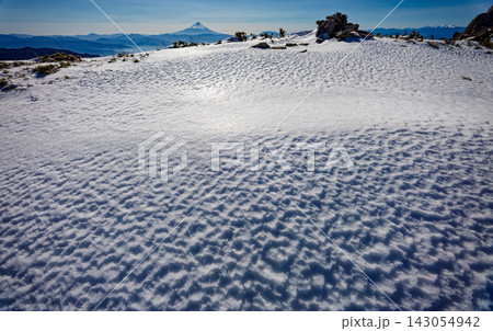 冬の金峰山山頂の雪原と富士山 冬の金峰山山頂の雪原と富士山 143054942