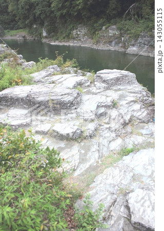 埼玉県奥秩父、長瀞渓谷の河岸に広がる景勝石畳の奇岩 埼玉県奥秩父、長瀞渓谷の河岸に広がる景勝石畳の奇岩 143055115
