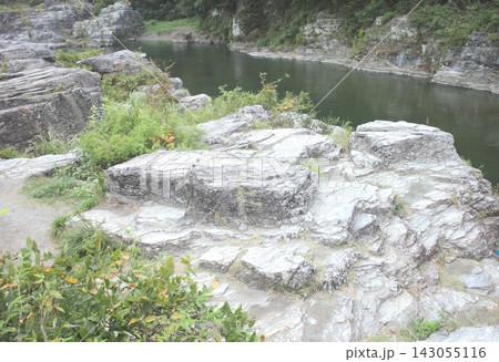 埼玉県奥秩父、長瀞渓谷の河岸に広がる景勝石畳の奇岩 埼玉県奥秩父、長瀞渓谷の河岸に広がる景勝石畳の奇岩 143055116