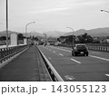 橋の上を走る幹線道路と空模様 143055123