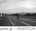 橋の上を走る幹線道路と空模様 143055124