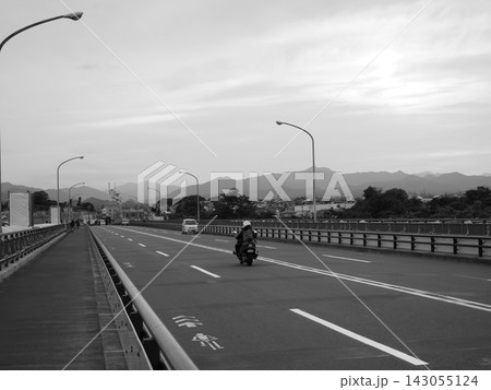 橋の上を走る幹線道路と空模様 143055124