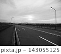 橋の上を走る幹線道路と空模様 143055125