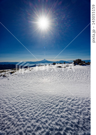冬の金峰山山頂の雪原と富士山 冬の金峰山山頂の雪原と富士山 143055159
