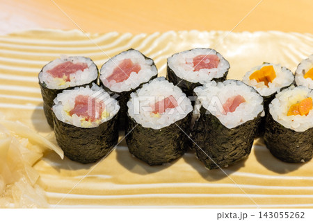 おいしい鉄火巻と山ごぼう巻き 143055262