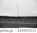 橋の上を走る幹線道路と空模様 143055313