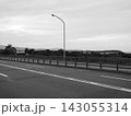 橋の上を走る幹線道路と空模様 143055314